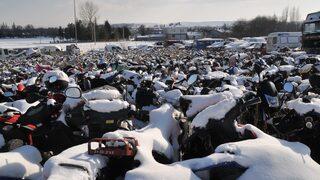 Piyasa değeri milyonları bulan binlerce araç çürümeye terk edildi