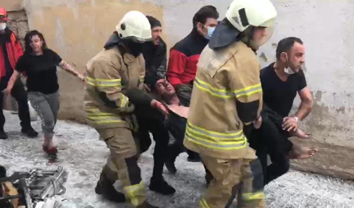 Alevlerin i&ccedil;inde kalan hurdacıyı itfaiye kurtardı