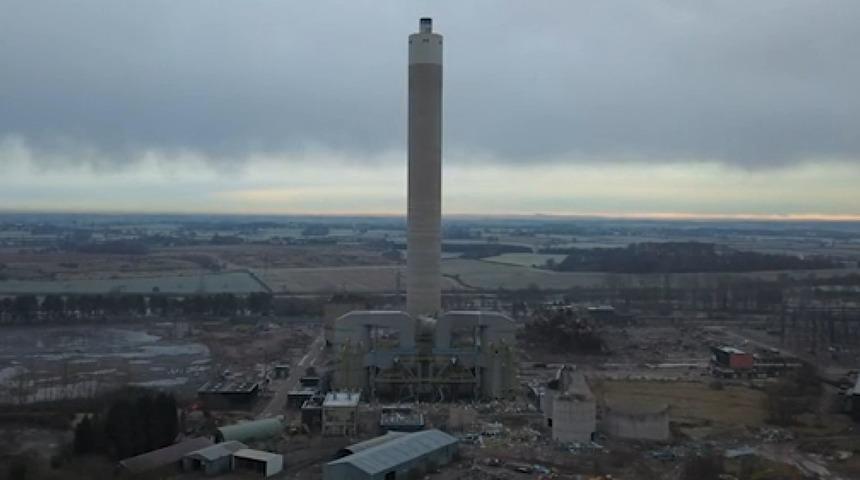 182 metrelik dev elektrik santrali bacası 4 saniyede böyle yıkıldı