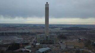 182 metrelik dev elektrik santrali bacası 4 saniyede böyle yıkıldı