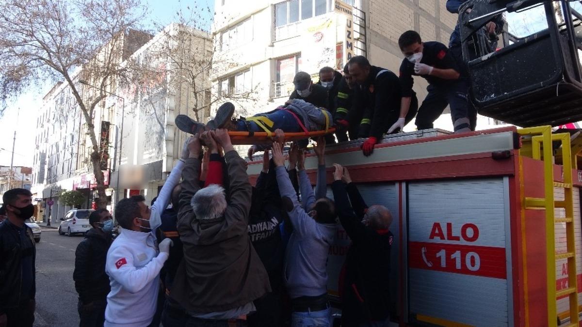 Klima ile duvar arasına sıkışan iş&ccedil;iyi itfaiye ekipleri kurtardı