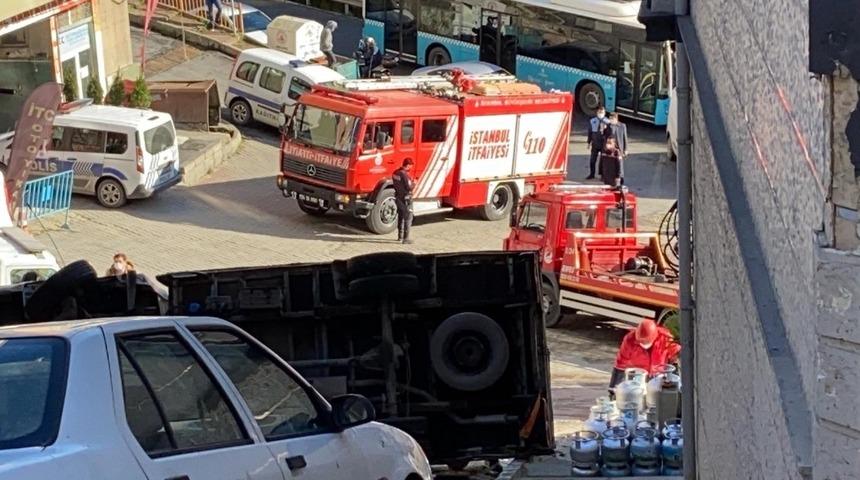 Kamyonet devrildi, gaz dolu t&uuml;pler sokağa sa&ccedil;ıldı
