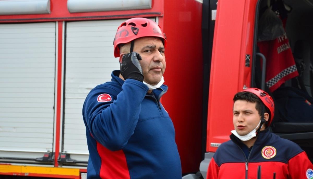Cami minaresine T&uuml;rk bayrağı asmaya &ccedil;alışırken intihar sandılar