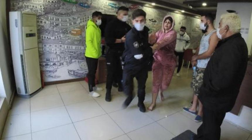 Kaldığı otel odasını birbirine katan kadın turist polise zor anlar yaşattı