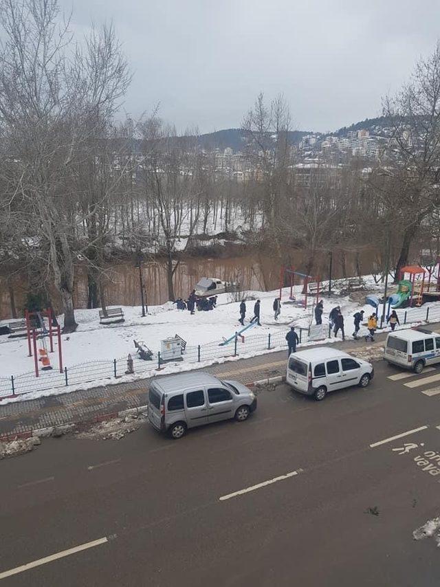 Alkollü şahıs ırmağa düştü