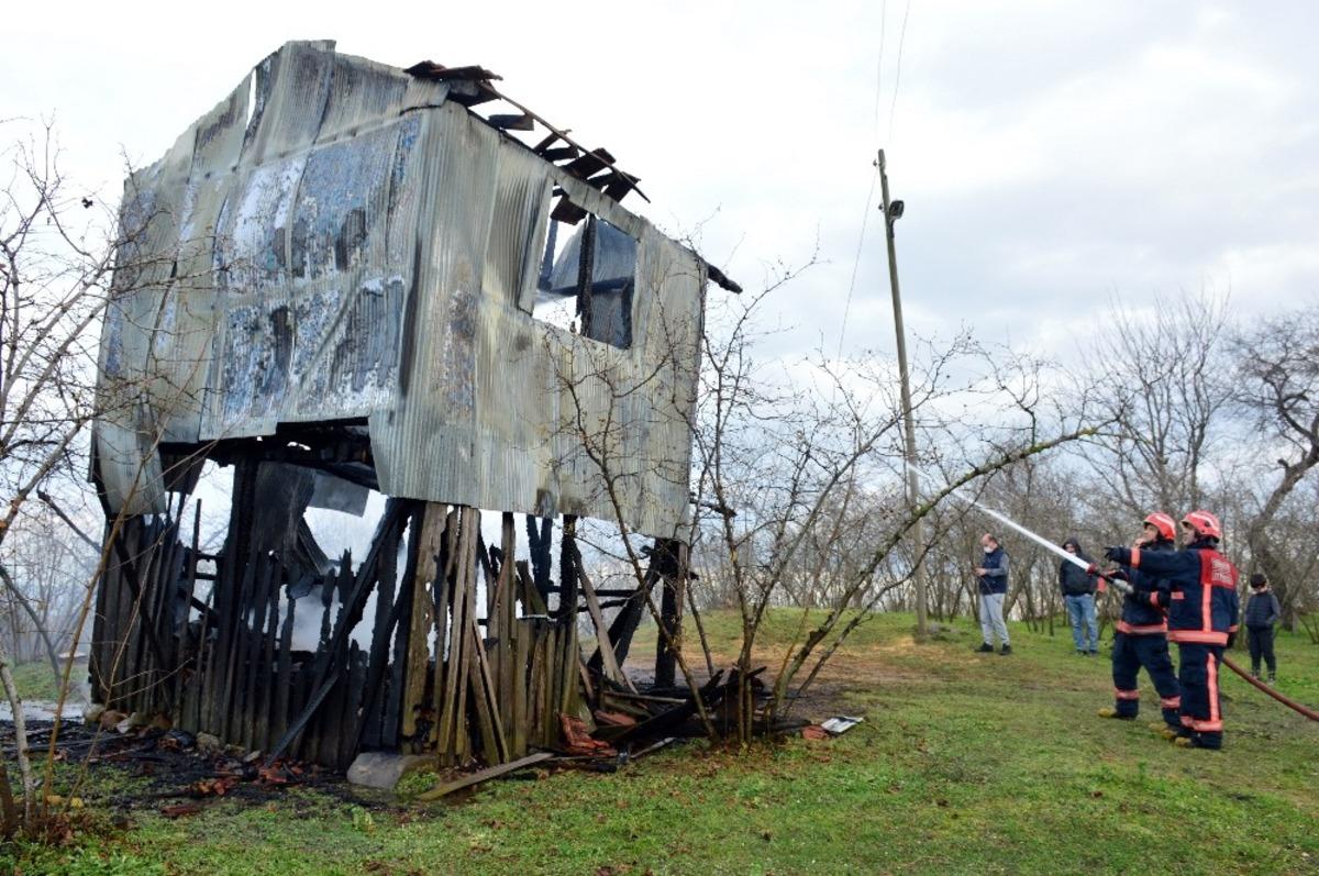 Anızları yakmak isterken barakasından oldu