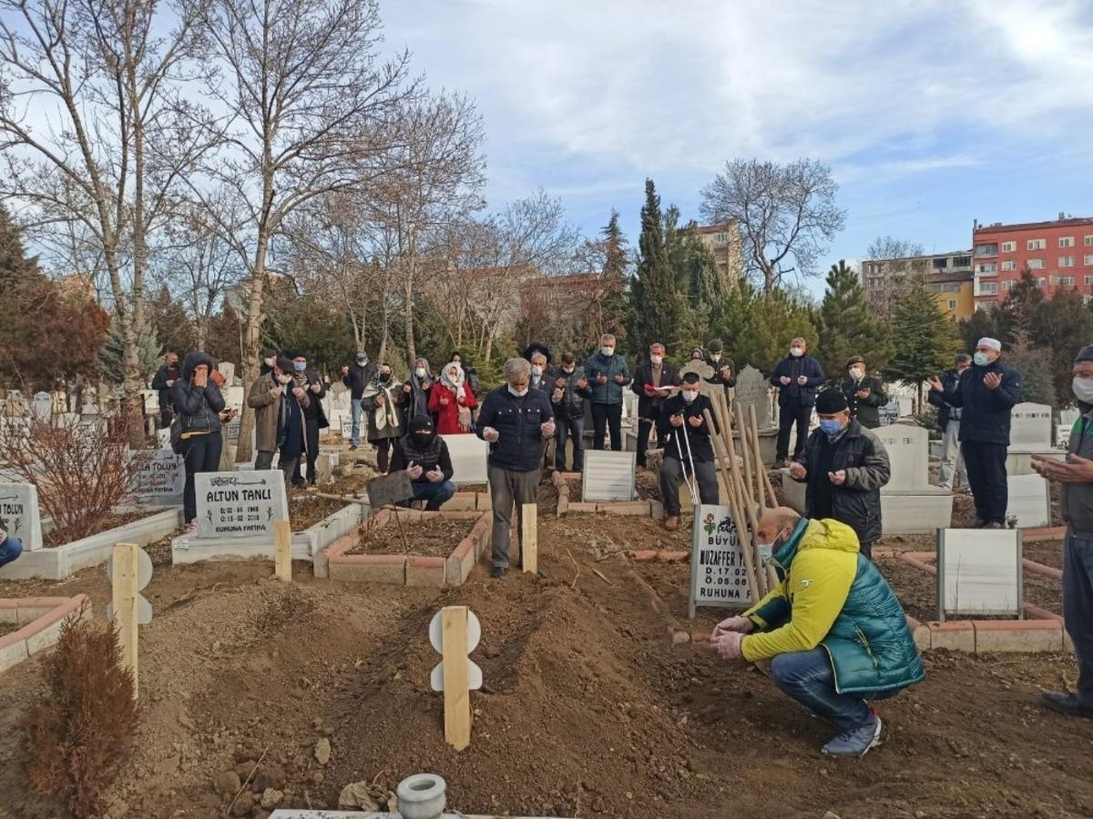 Sokak ortasında bı&ccedil;aklanan Kıbrıs gazisi son yolculuğuna uğurlandı