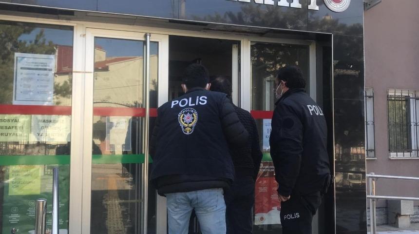 Hatalı sollama kavgasında tır şof&ouml;r&uuml;n&uuml; &ouml;ld&uuml;ren şahıs tutuklandı