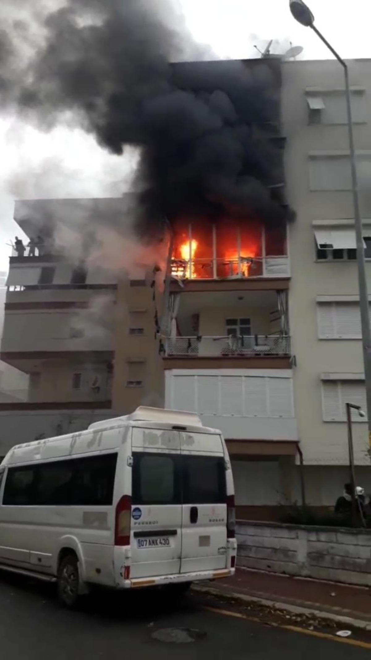 Antalya&rsquo;da daire alev topuna d&ouml;nd&uuml;