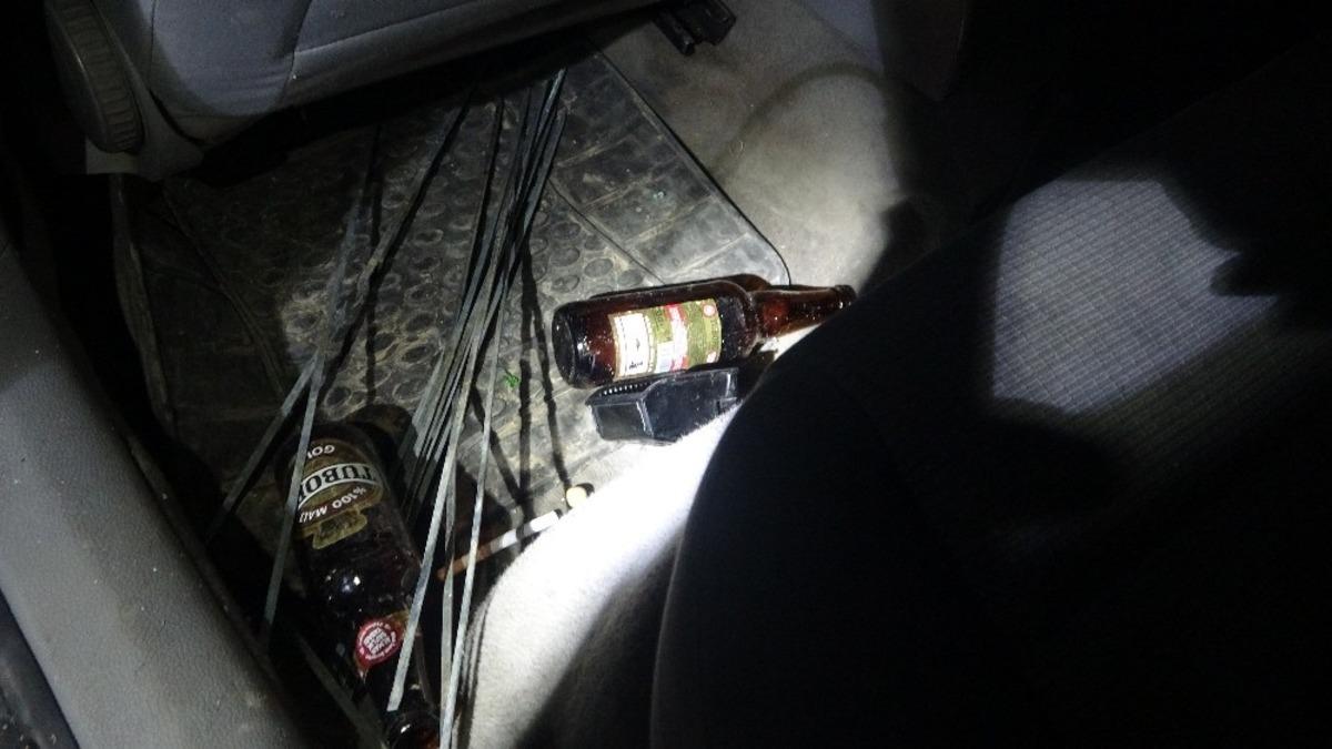 Boş sokakta trafiğe kapalı alana daldı , 3 ağacı devirdi anca durabildi