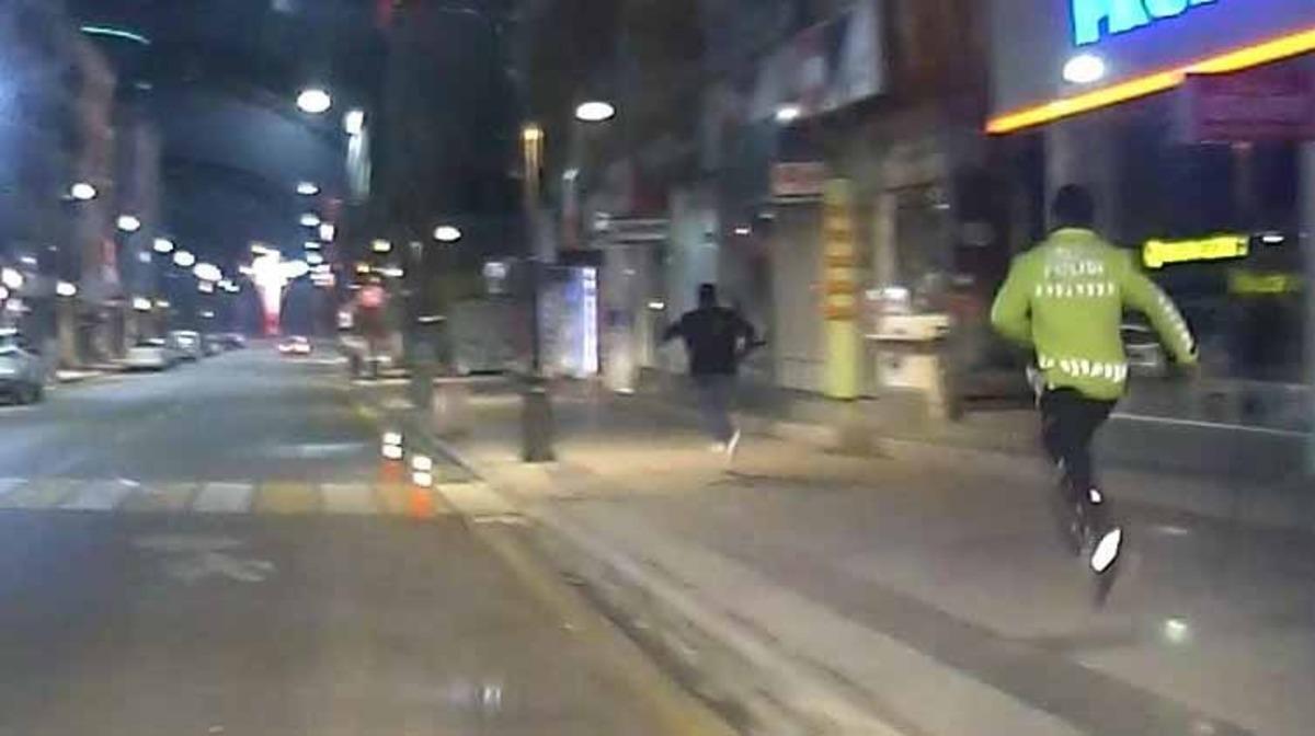 T&uuml;fekle ka&ccedil;an gen&ccedil; film sahnelerini aratmayan kovalamaca sonucu yakalandı