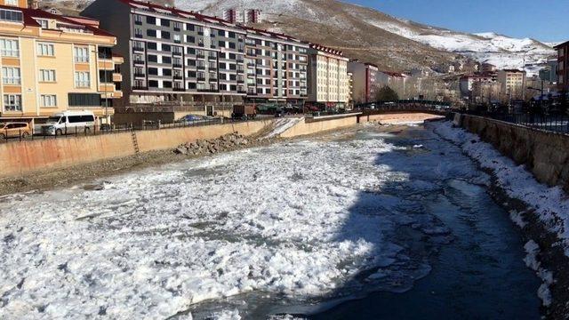 Türkiye’nin en hızlı akan nehri olan Çoruh buz tuttu