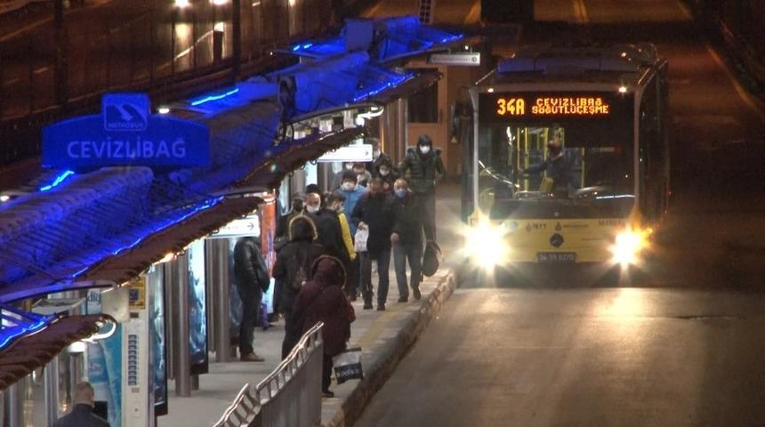 Sokağa &ccedil;ıkma kısıtlaması sona erdi, yollarda hareketlilik başladı