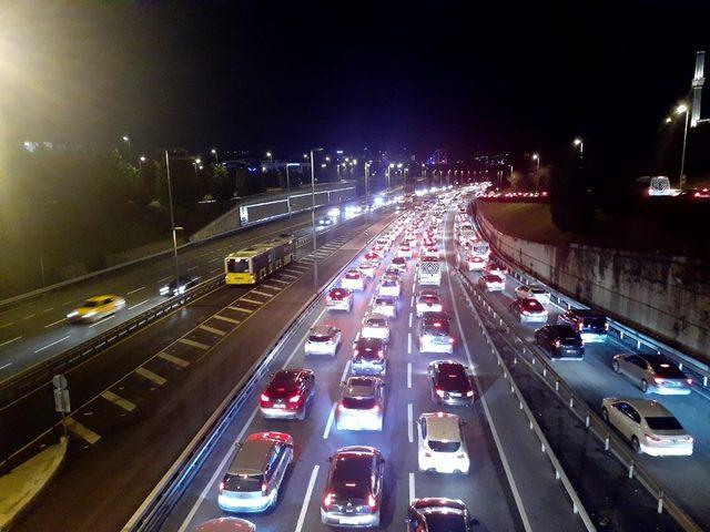 Kısıtlama sonrası İstanbul’da trafik yoğunluğu başladı