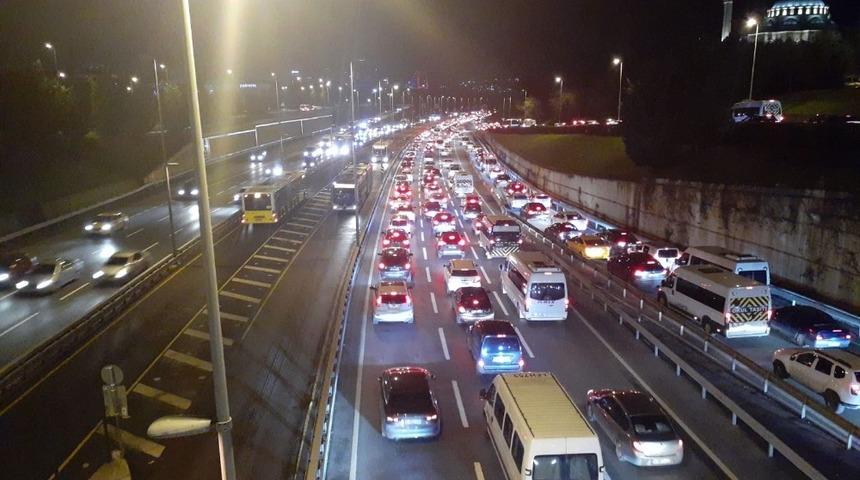 Kısıtlama sonrası İstanbul&rsquo;da trafik yoğunluğu başladı