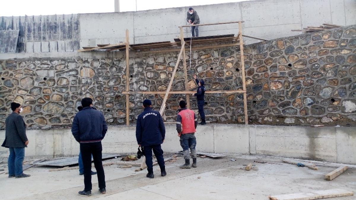9 metre y&uuml;ksekten beton zemine d&uuml;şen iş&ccedil;i ağır yaralandı