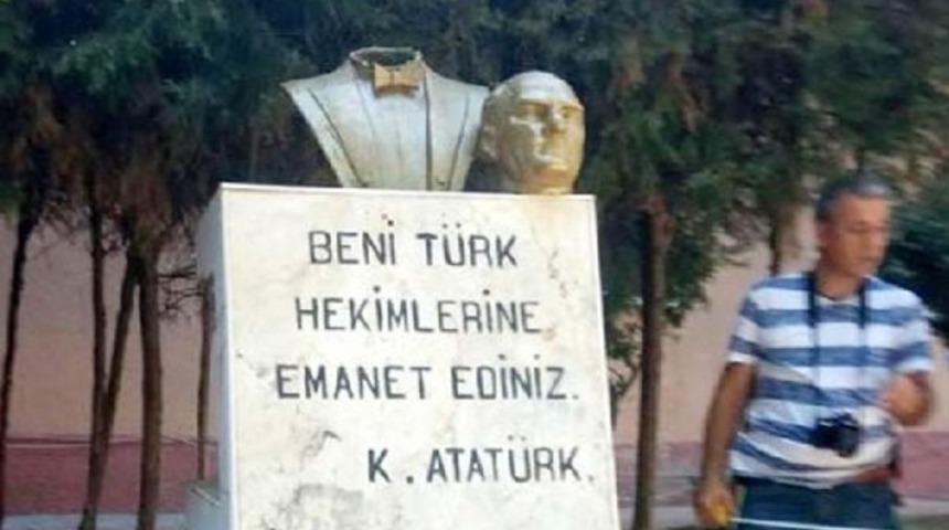 Atat&uuml;rk b&uuml;st&uuml;ne &ccedil;irkin saldırı! Vatandaşlar lin&ccedil; etmeye &ccedil;alıştı