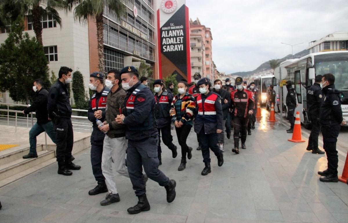 &Ccedil;&ouml;kertilen uyuşturucu &ccedil;etesi ş&uuml;phelileri adliyede