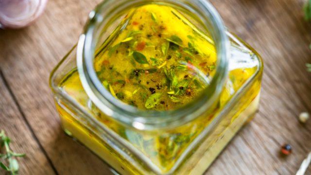 Sivilceli ciltler için mucize gibi çalışan yağ! Kekik yağı bakterilerle savaşırken...