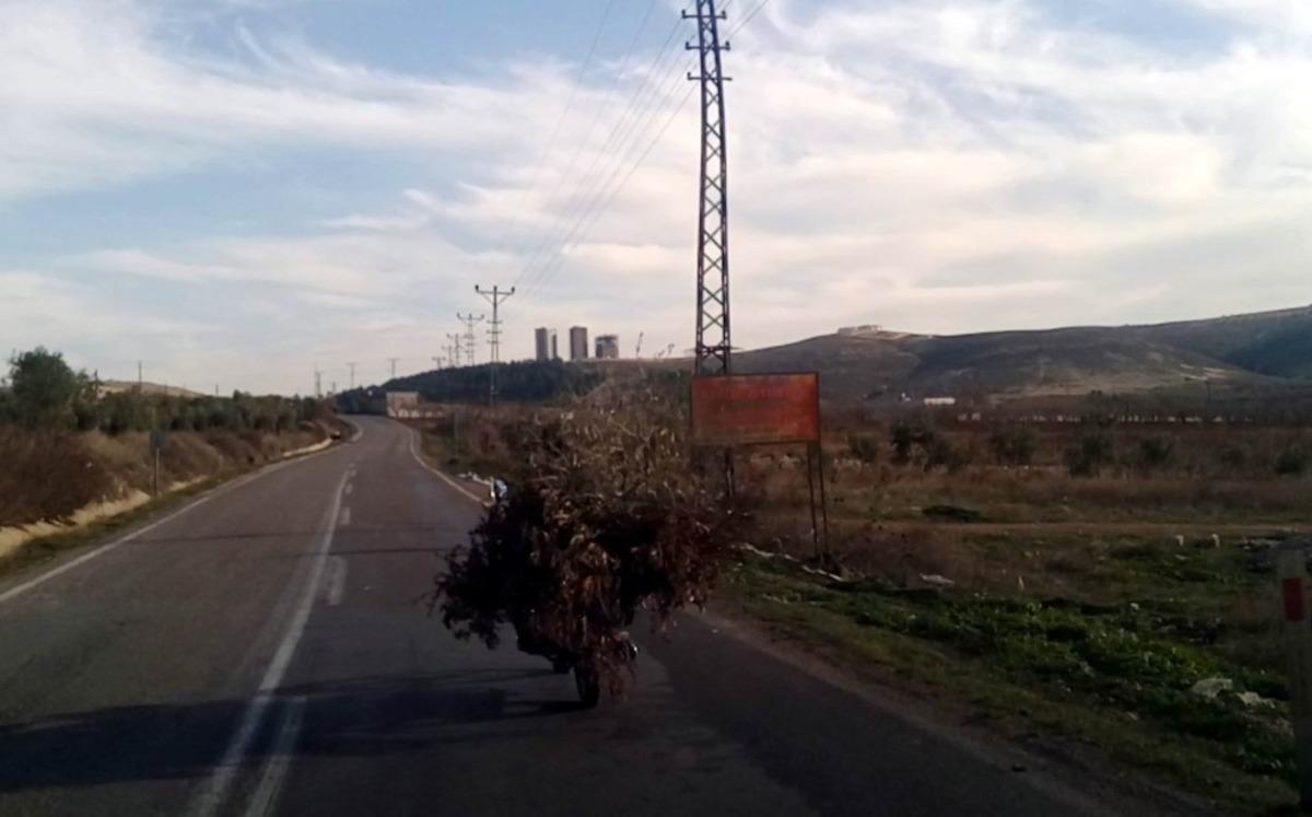 Motosikletle odun ve &ccedil;alı taşıdı