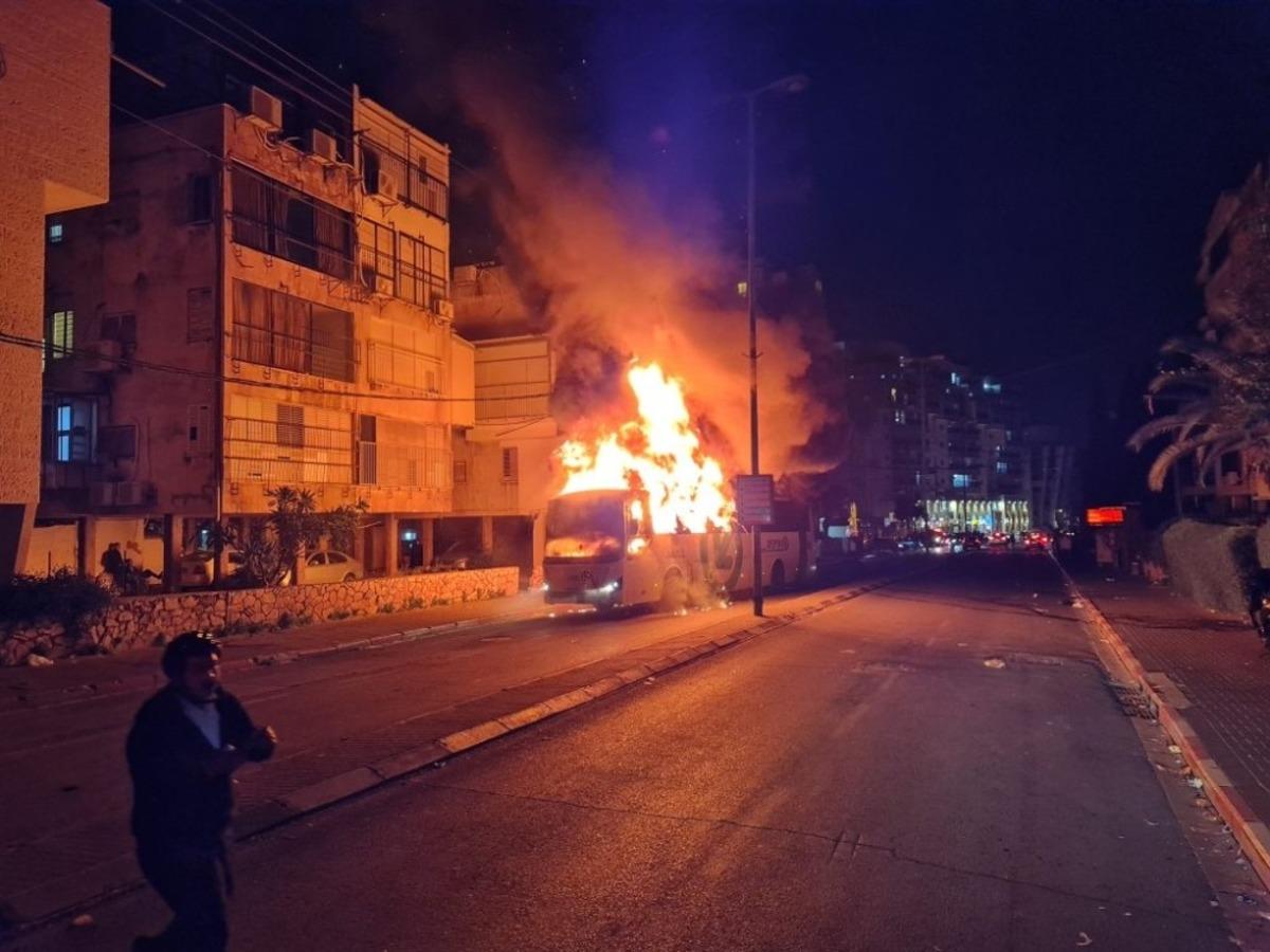 İsrail&rsquo;de Covid-19 tedbirlerine karşı &ccedil;ıkan Haredi Yahudileri otob&uuml;s&uuml; ateşe verdi
