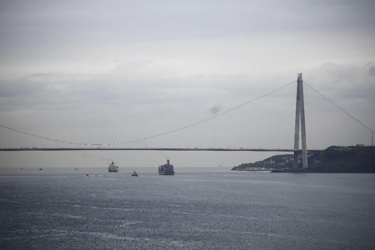 ADB savaş gemisi İstanbul Boğazı&rsquo;ndan ge&ccedil;ti