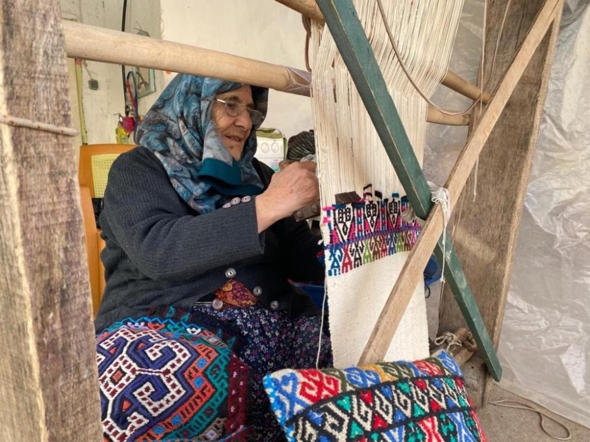 69 yıldır kilim dokuyan 86 yaşındaki Teslime nine gen&ccedil;lere taş &ccedil;ıkartıyor