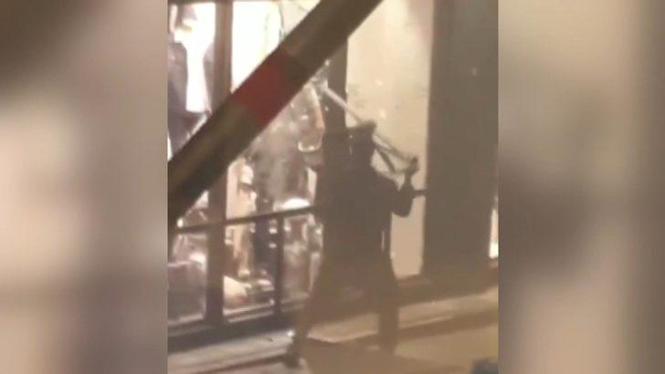 Koronavirüs kısıtlamaları halkı sokağa döktü: 35 gözaltı G3