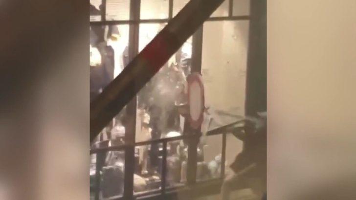 Koronavirüs kısıtlamaları halkı sokağa döktü: 35 gözaltı G4