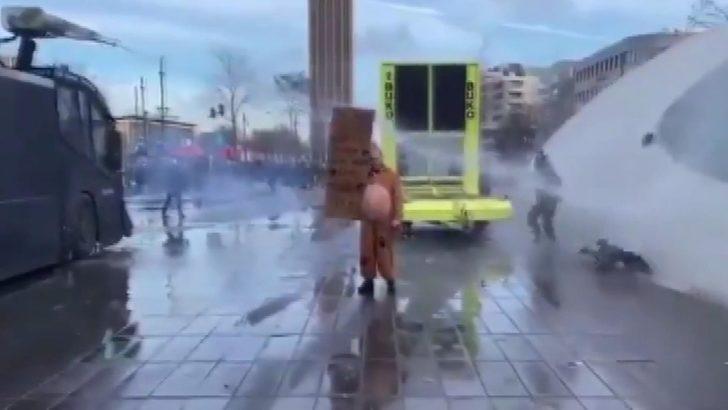 Koronavirüs kısıtlamaları halkı sokağa döktü: 35 gözaltı G5