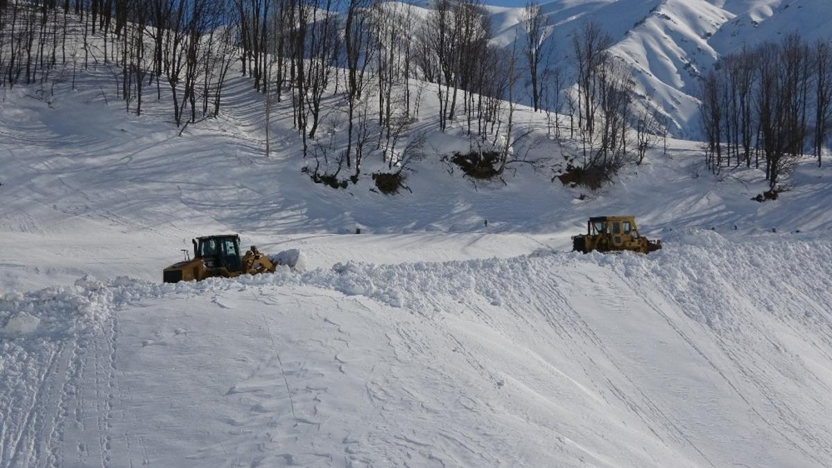 Muş&rsquo;ta &ldquo;kar kaplanları&rdquo; t&uuml;m k&ouml;y yollarını ulaşıma a&ccedil;tı