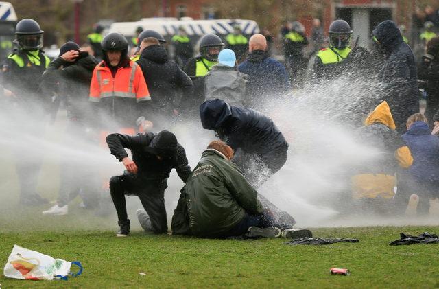 2021-01-24T185510Z_854212253_RC2IEL9XE2LX_RTRMADP_3_HEALTH-CORONAVIRUS-NETHERLANDS-PROTEST