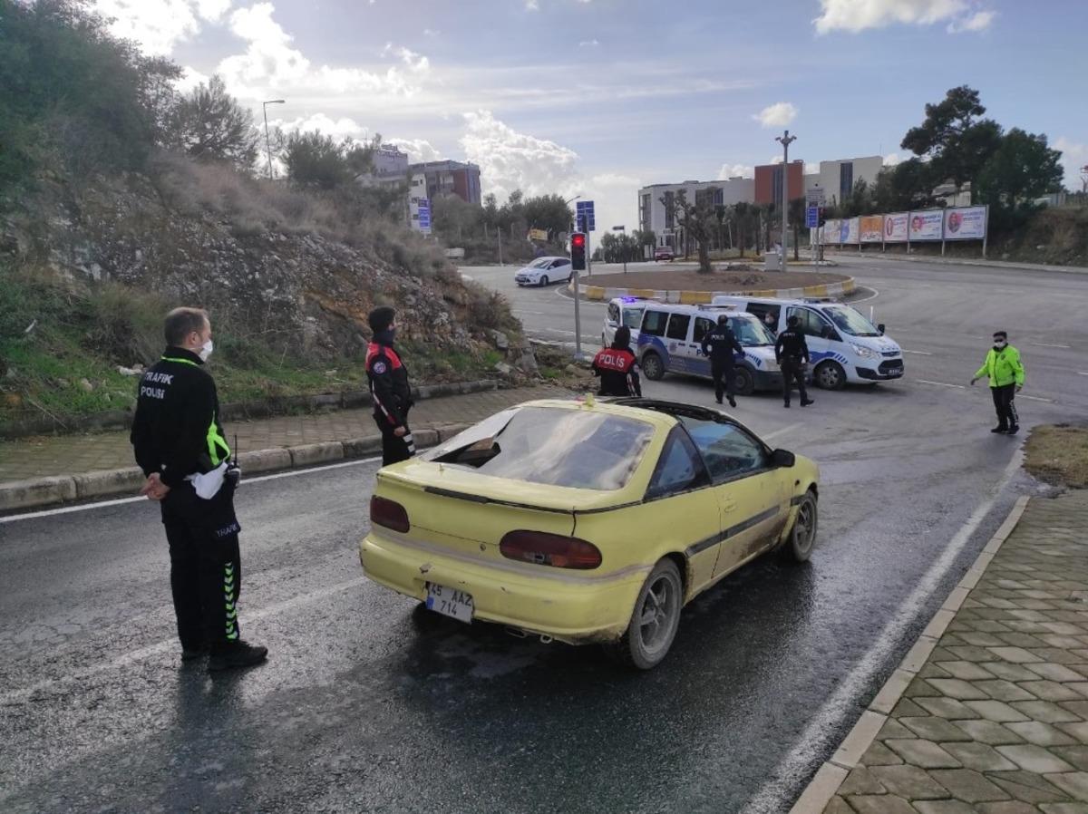 Kuşadası&rsquo;ndaki polis-hırsız kovalamacası filmleri aratmadı