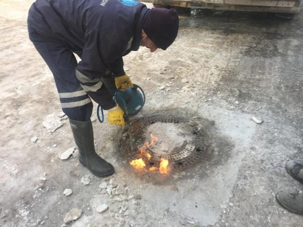 Donan kanalizasyon kapakları p&uuml;r&uuml;m&uuml;zle a&ccedil;ıldı