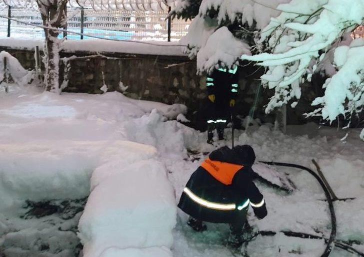 Donan kanalizasyon kapakları pürümüzle açıldı G2