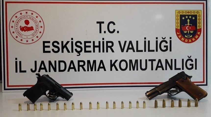 Ruhsatsız silahları satmak isterken yakalandı