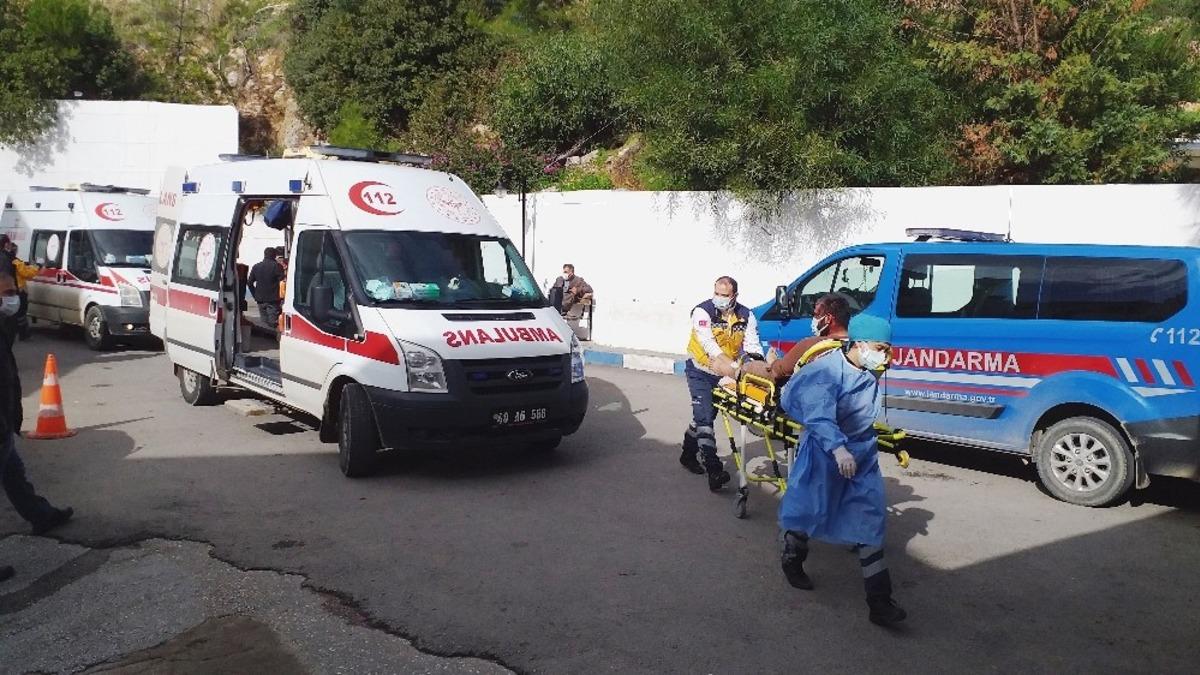 İnşaat iş&ccedil;ileri taşlarla, sopalarla birbirine girdi, 3 kişi yaralandı