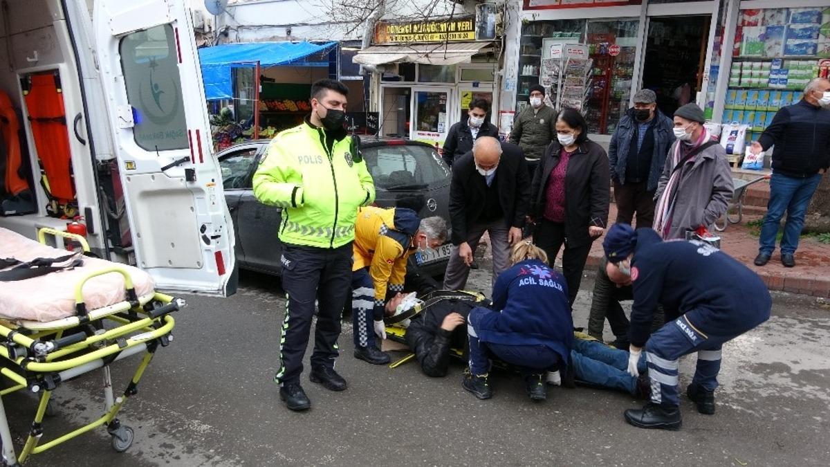 Motosiklet park halindeki araca &ccedil;arptı