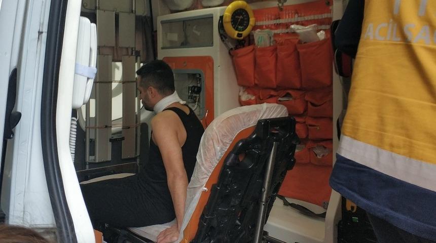 Kavga sırasında kardeşinin attığı cam par&ccedil;asıyla boynundan yaralandı