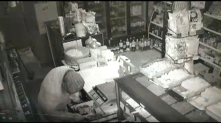 Aynı gece 2 iş yerine girerek 3 bin lira para ve toplamda 7 bin lira değerinde eşya &ccedil;alan ş&uuml;pheli yakalandı