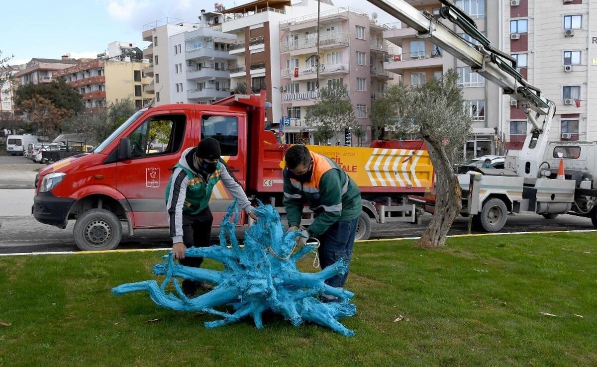 Kuşadası caddelerinde geri d&ouml;n&uuml;şt&uuml;r&uuml;lebilir malzemeler kullanılmaya başlandı