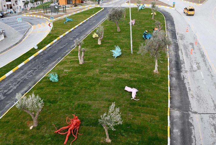 Kuşadası caddelerinde geri dönüştürülebilir malzemeler kullanılmaya başlandı G2