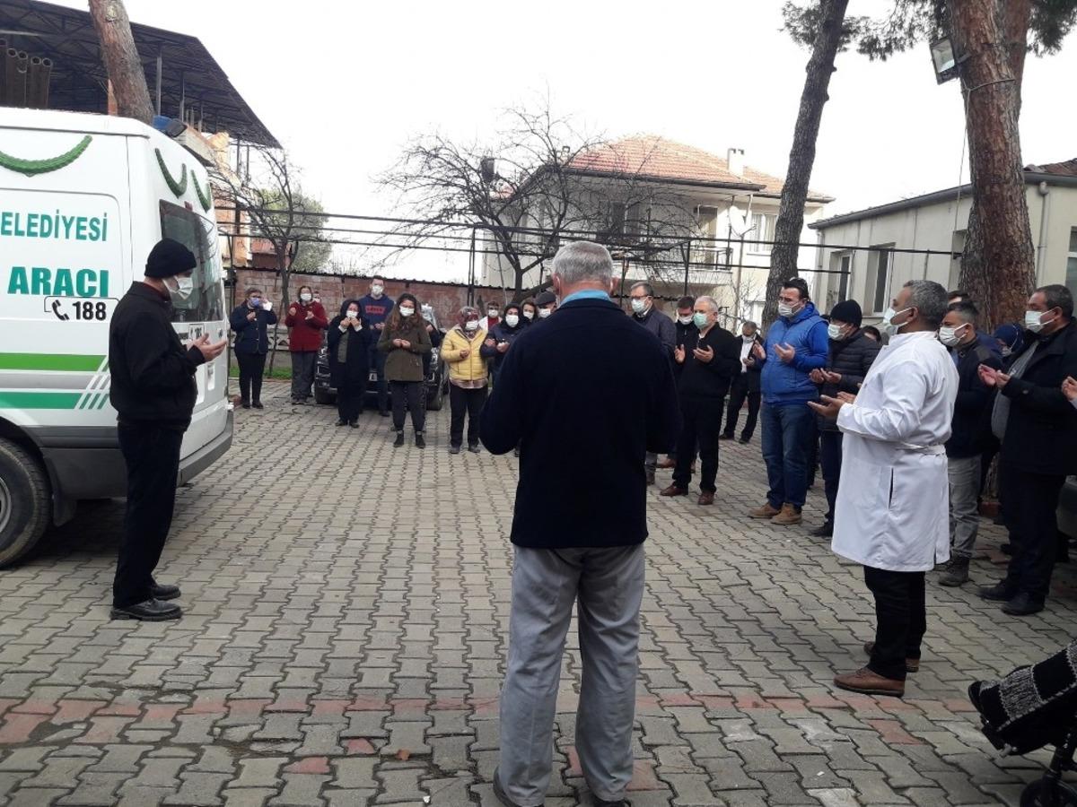 Emekli hemşire korona vir&uuml;se yenildi