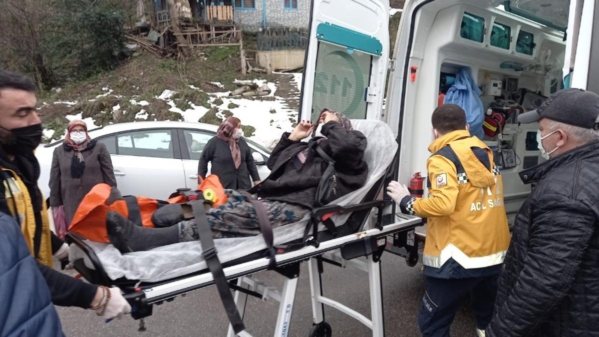 Yolun karşısına ge&ccedil;meye &ccedil;alışan kadına ara&ccedil; &ccedil;arptı