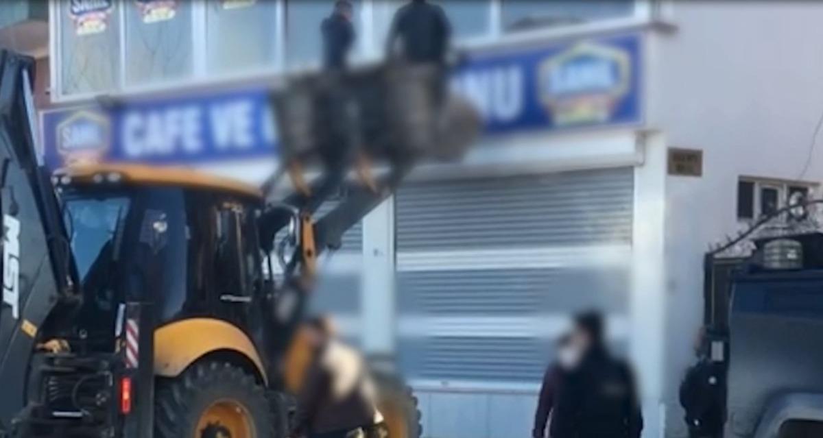 Kahvehaneyi kumar salonuna &ccedil;evirdiler, polisten ka&ccedil;mak i&ccedil;in derin dondurucuya saklandılar