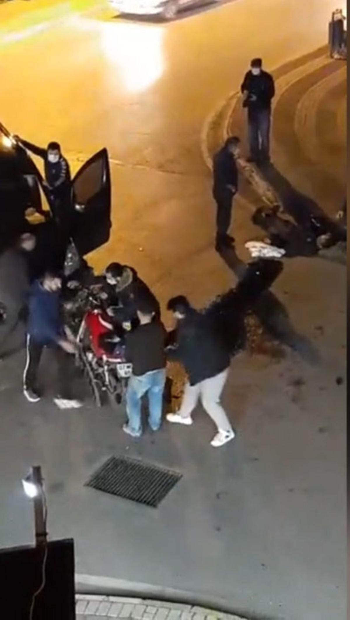 Otomobilin altına giren motosiklet s&uuml;r&uuml;c&uuml;s&uuml; &ouml;l&uuml;mden d&ouml;nd&uuml;
