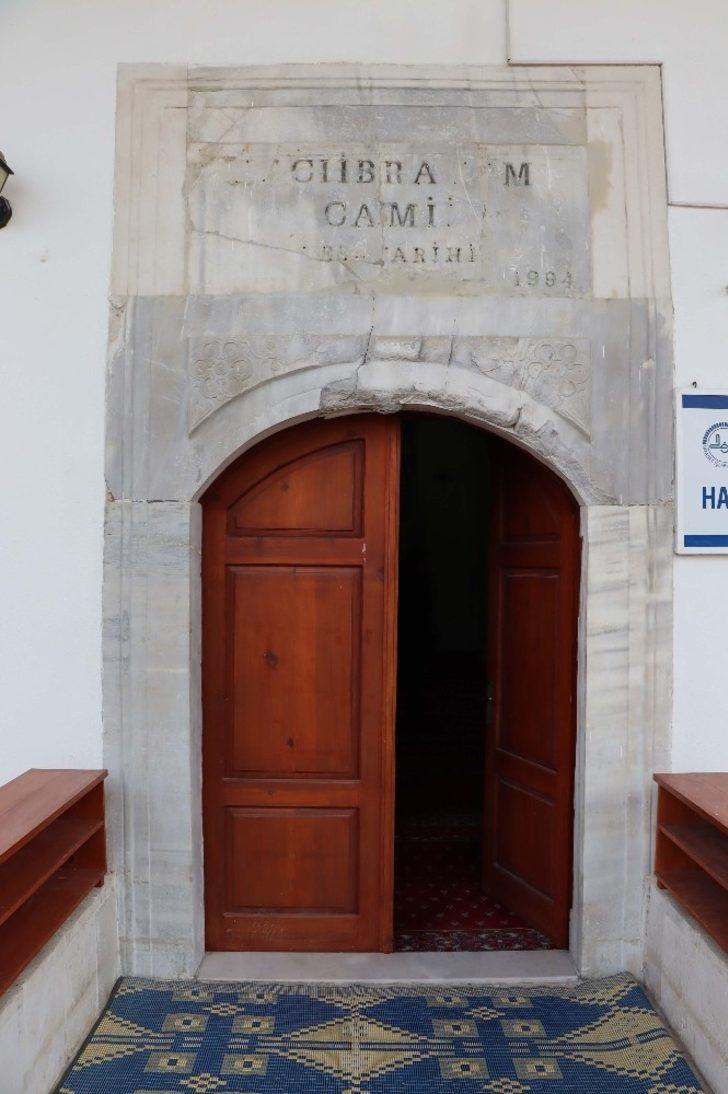 Kuşadası’ndaki tarihi camide restorasyon devam ediyor G3