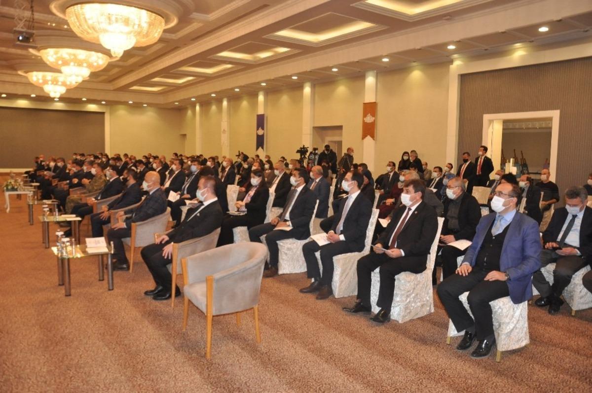 Vali &Ccedil;i&ccedil;ek: &ldquo;Aile kurumu sosyal medyadan &ccedil;ok ciddi bir saldırı altında&rdquo;