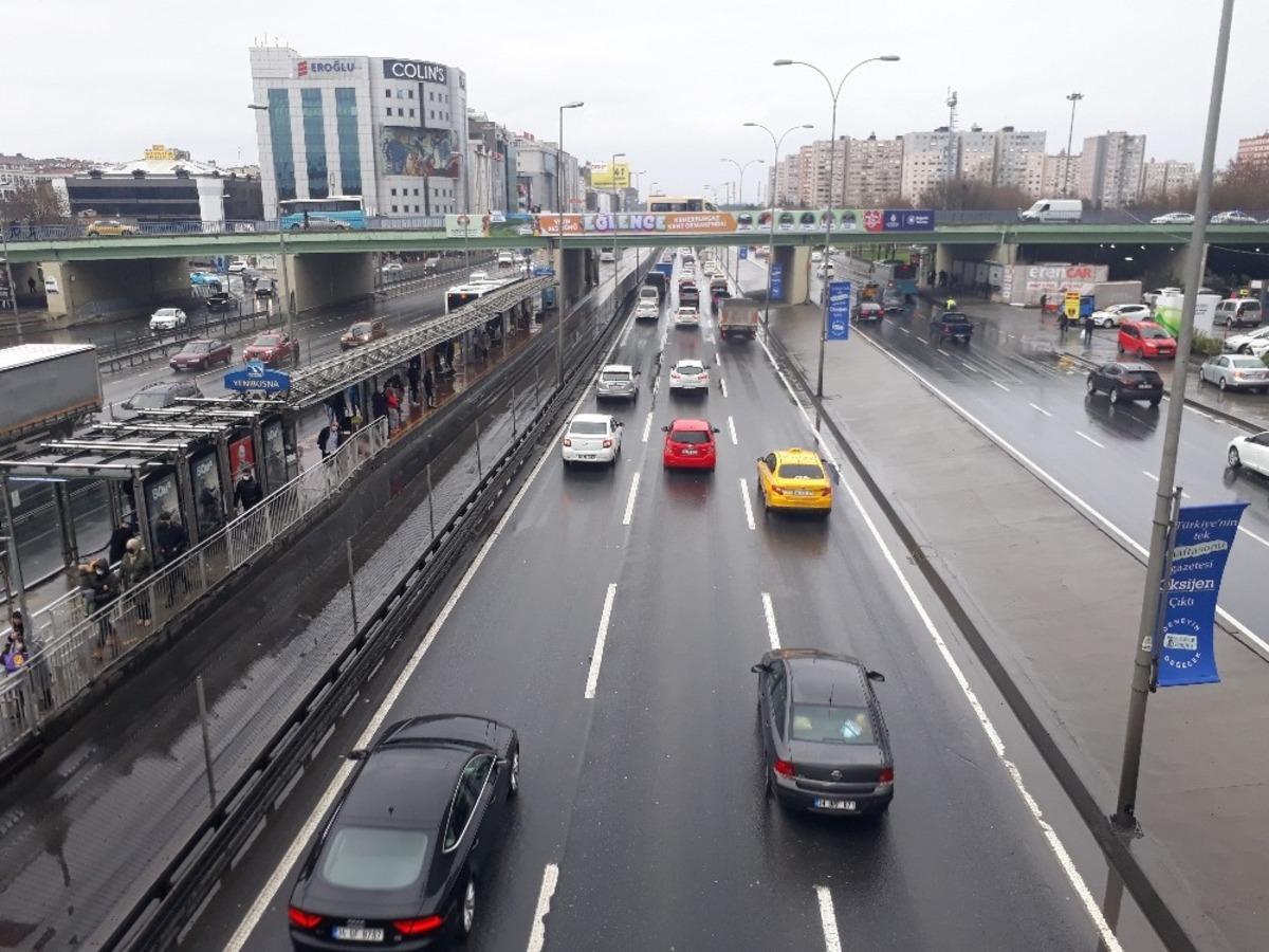 İstanbul&rsquo;da &ouml;ğle saatlerinde şaşırtan trafik yoğunluğu