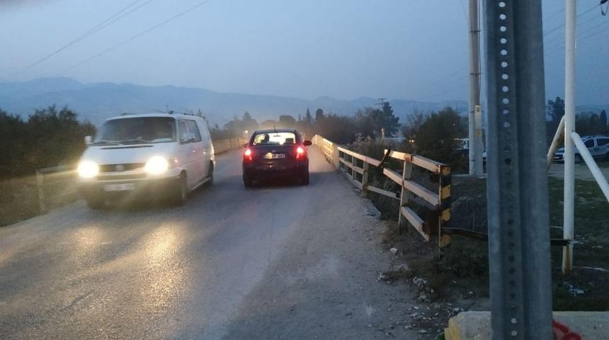 Yıllardır yıkılma ihtimaline karşı kullanılan k&ouml;pr&uuml; yıkılıyor